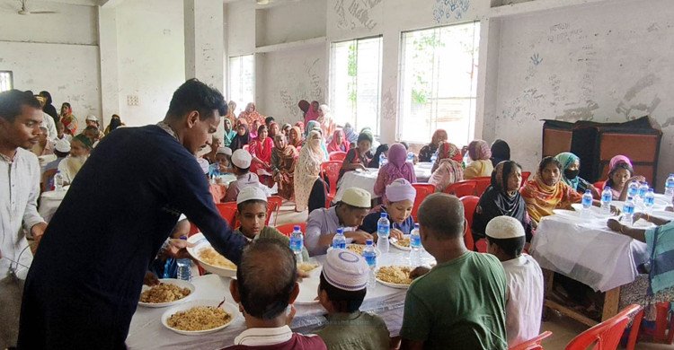নওগাঁয় ১টাকায় একবেলা খাবারের ১৫০তম সপ্তাহ পালন